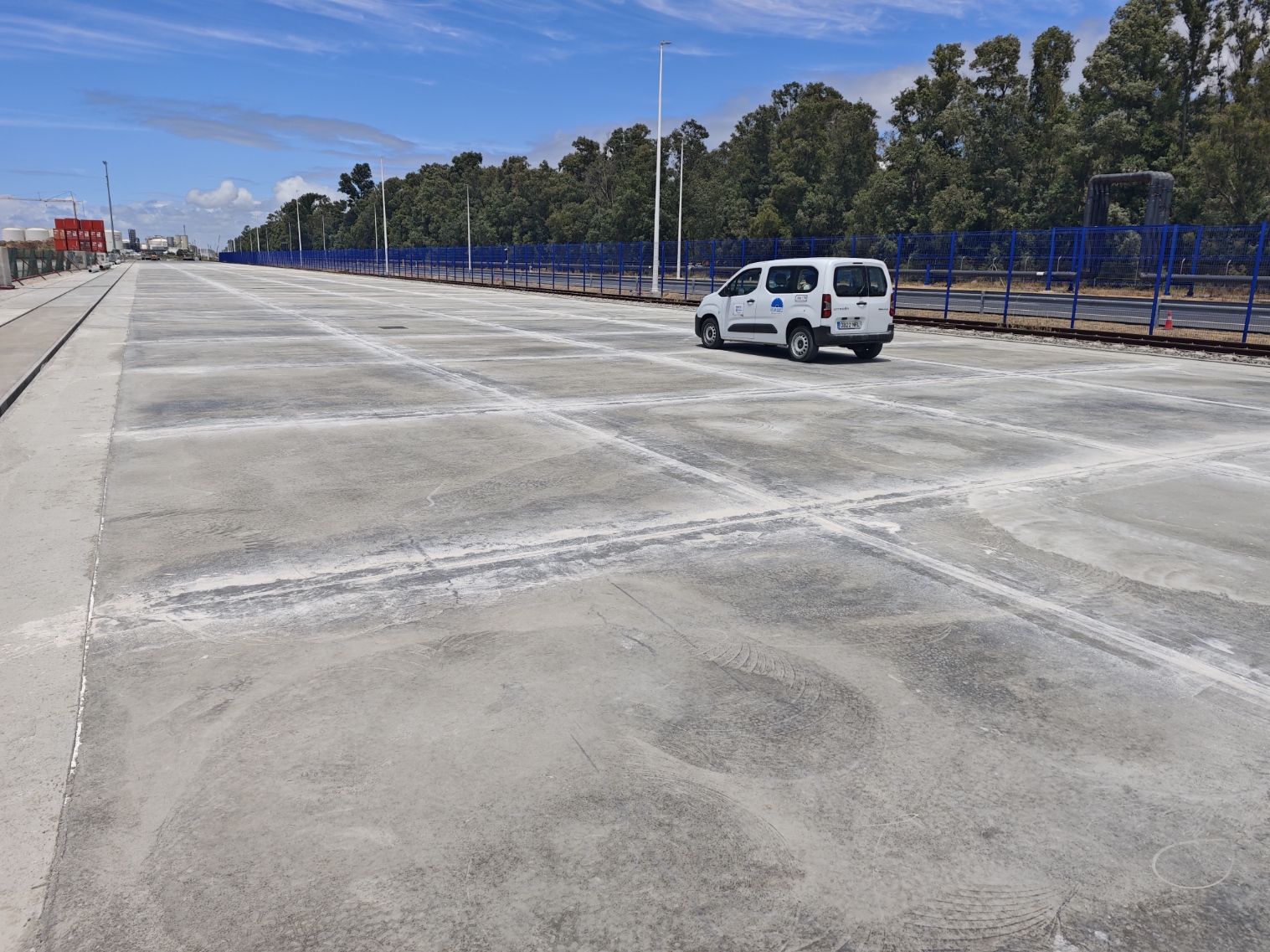 Panorámica de la explanada de la terminal ferroviaria del Puerto de Huelva con las juntas selladas